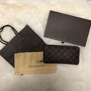 💯 Authentic Louis Vuitton Zip Around Wallet